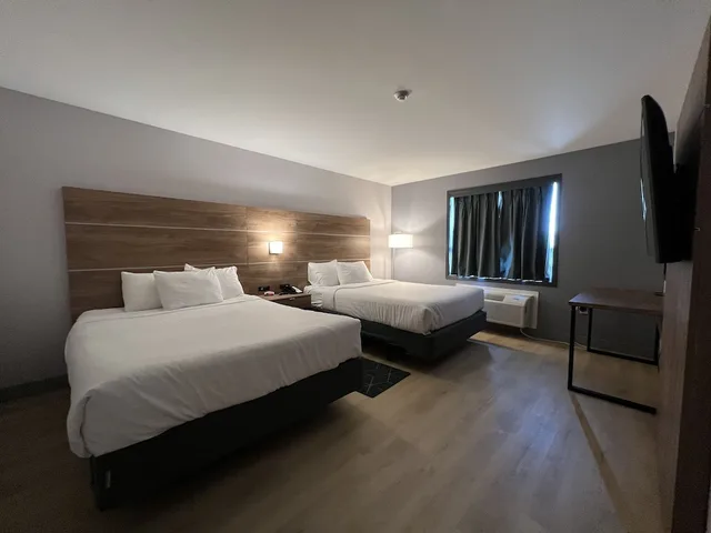 Room, 2 Queen Beds, Kitchenette, Super 8 by Wyndham Cornwall ON 1/3