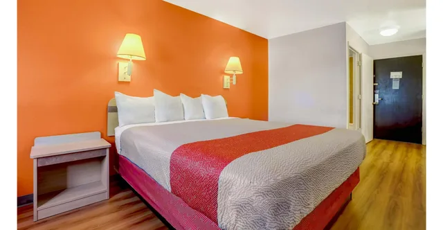 1 King Bed - Non-Smoking, Micfridge، Motel6 Espanola, NM 2/7