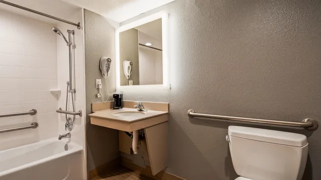 غرفة قياسية بسرير كينج لذوي الإعاقة، Best Western Yacht Harbor Hotel 6/7