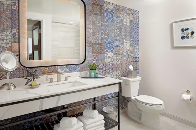 استوديو تقليدي بسريرين كوين لذوي الإعاقة، The Cassara Carlsbad Tapestry Collection By Hilton 5/7