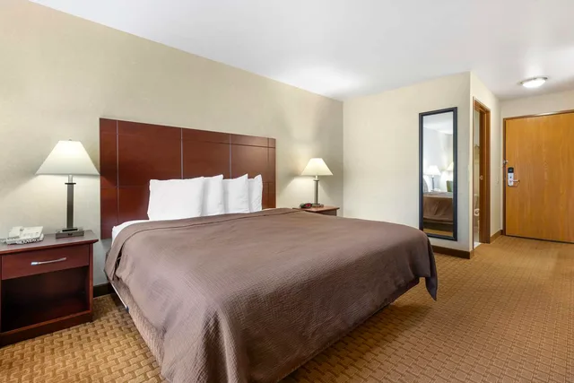 جناح ديلوكس بسرير كينج مع أريكة بمنطقة جلوس، Best Western Wittenberg Inn 2/3