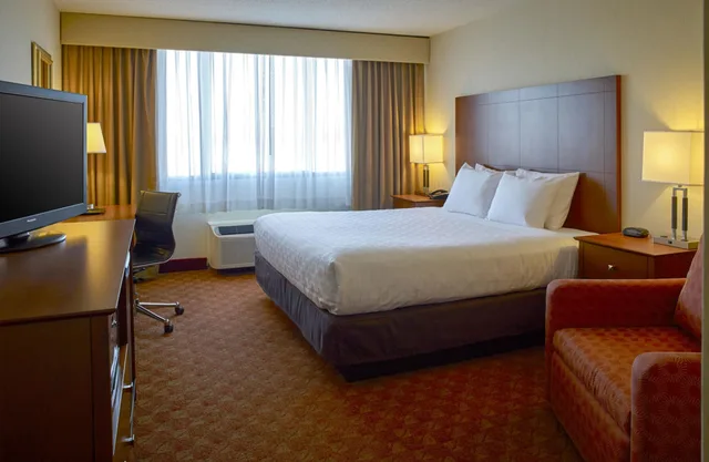 غرفة بسرير كينج، Clarion Hotel Portland Airport ME 1/3