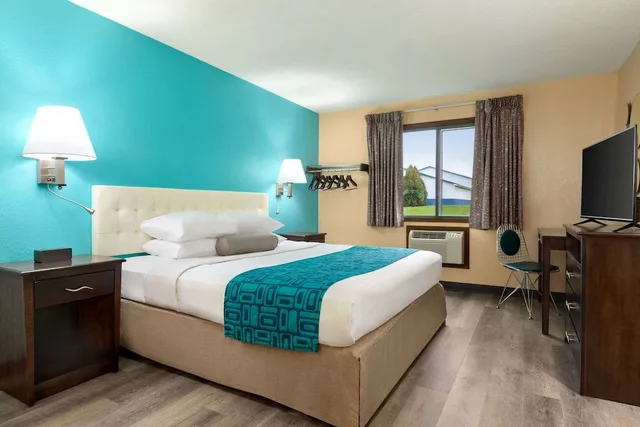 غرفة ديلوكس بسرير كينج لذوي الإعاقة، Howard Johnson By Wyndham Waterloo/Cedar Falls 1/3