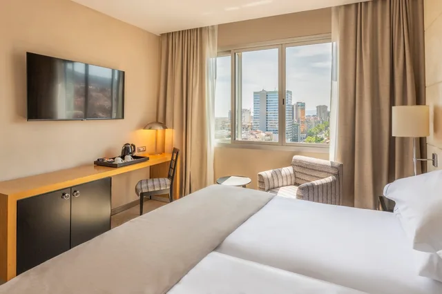 غرفة قياسية بسرير مزدوج بإطلالة، Hotel Hesperia Barcelona Presidente 2/4