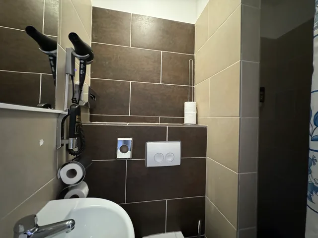 غرفة بسرير كوين بشرفة، Boutique Hotel La Belle Vue 3/3