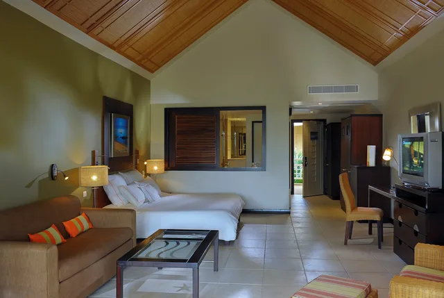 Deluxe Room Family, Victoria Beachcomber Resort and Spa 2/2