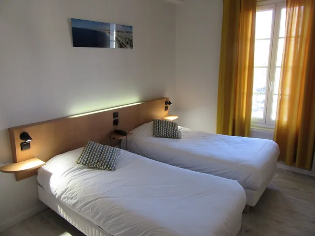 Room, Twin Beds, Sorti P Tit Dej Hotel Saintes 2/6