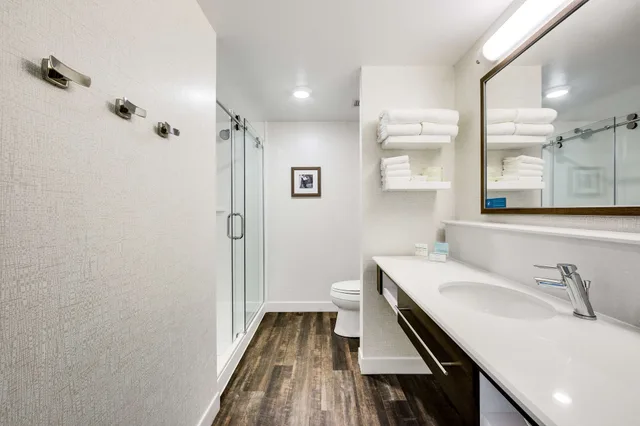 جناح بسرير كينج بإطلالة على المدينة مع أريكة، Hampton Inn and Suites Fort Worth Downtown, TX 3/4