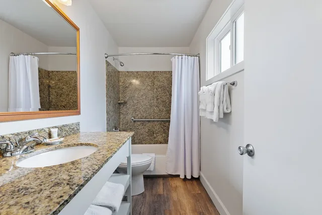 غرفة أساسية ركنية بسرير كينج يُسمح فيها بالحيوانات الأليفة، Tolovana Inn 6/8