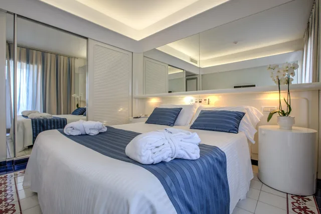 غرفة ديلوكس بسرير مزدوج أو سريرين منفصلين بإطلالة على البحر بغرفة نوم واحدة، Atlantic Hotel Riccione 2/3