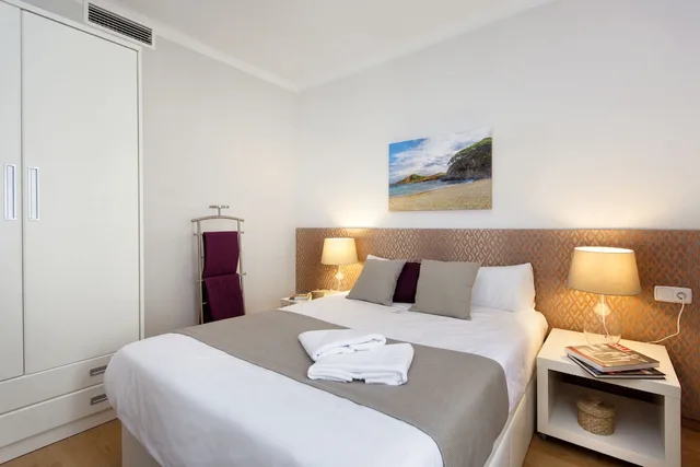 4 Bedrooms, Family, Apartment, 1 Double and 4 Single Beds، Mercedes Heritage Barcelona Apartments 1/6