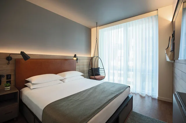 غرفة قياسية بسرير كوين لذوي الإعاقة، Moxy Houston Downtown 3/5