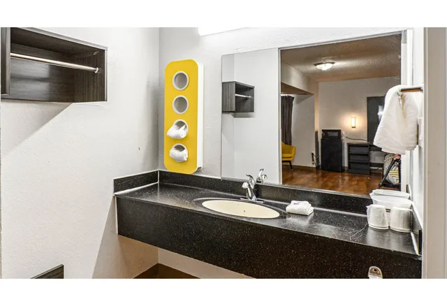 1 Queen Bed - ADA/Tub/Micfridge, Motel6 Wethersfield, CT - Hartford 5/5