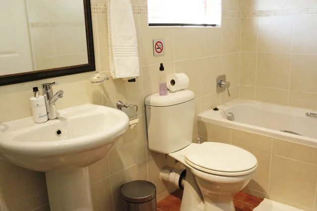 غرفة قياسية بسريرين منفصلين بغرفة نوم واحدة، Amani Guest Lodge 2/2