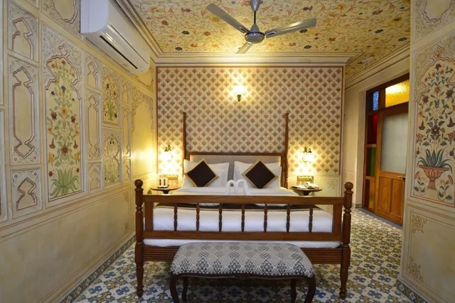 غرفة تقليدية بسرير كوين، Neemrana S Hill Fort Kesroli 2/3