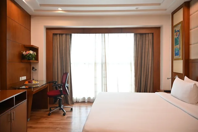 جناح ديلوكس بسريرين منفصلين بإطلالة على المدينة، Savoy Suites Greater Noida 1/8