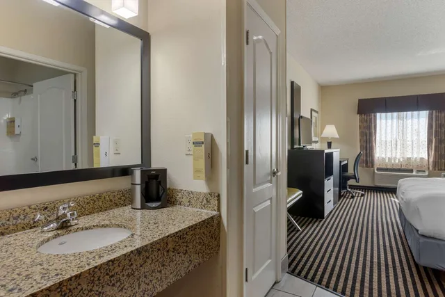 غرفة بسرير كينج يُسمح فيها بالحيوانات الأليفة، Best Western Plus Searcy Inn 2/3