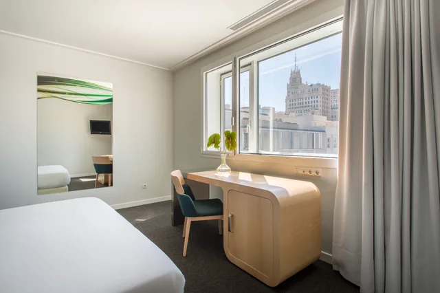 غرفة قياسية ثلاثية، Room Mate Oscar 4/6