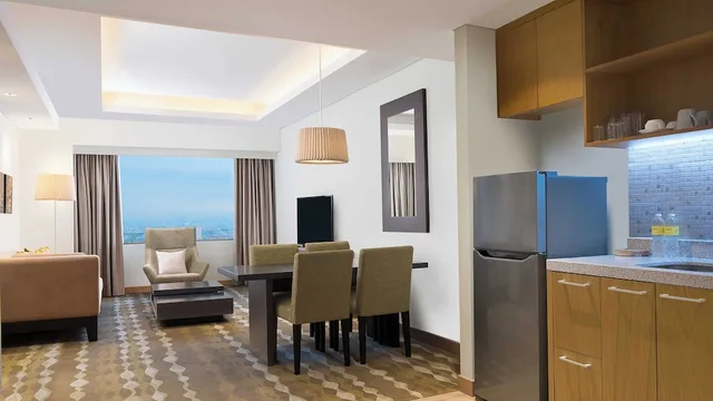 جناح بسرير مزدوج بإطلالة على المدينة بغرفة نوم واحدة، Holiday Inn Hotel Suites Jakarta Gajah Mada 3/7