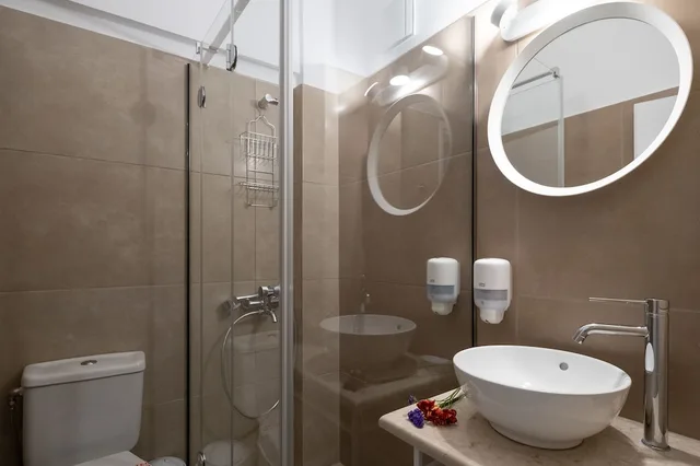 غرفة بسرير مزدوج بإطلالة على البحر بشرفة، Nelly's Apartments 3/3