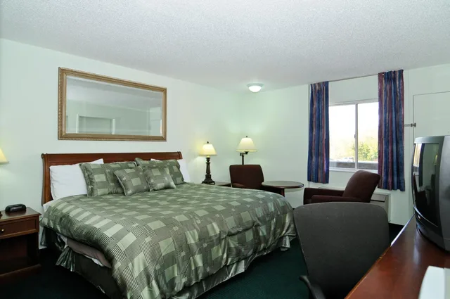 1 King Bed - Mobil Access Tub Nsmk Micfridg، Motel6 Harrisburg, PA – Near PA Expo Center 3/10