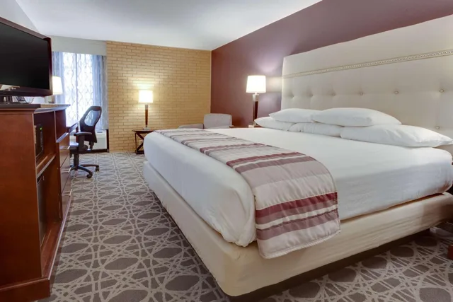 غرفة ديلوكس بسرير كينج، Drury Inn Suites Kansas City Overland Park 1/2