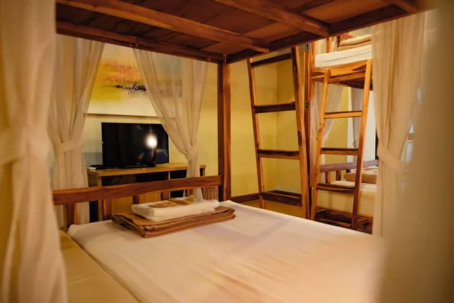 Private, 4 Beds, 2 Bunk Beds, External Bathroom، METRO PRATUNAM BOUTIQUE HOTEL 8/10