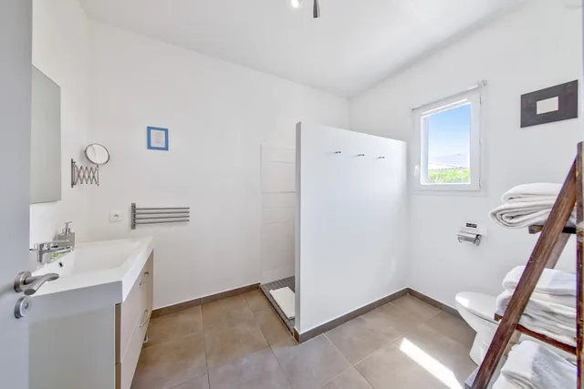 شقة بسرير كوين بشرفة بغرفة نوم واحدة مع أريكة، Les Villas de Porto Vecchio 8/8