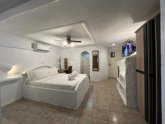 غرفة بسرير مزدوج وسرير فردي مع سرير إضافي، Harrys Steakhouse & Beach Hotel 2/2