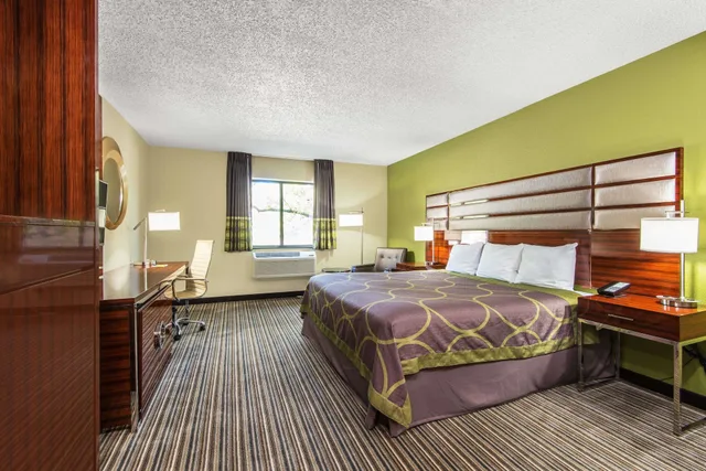 غرفة بسرير كينج بحوض جاكوزي لذوي الإعاقة، Super 8 by Wyndham Copley Akron 1/6