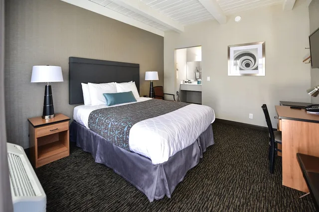 Renovated, Deluxe, Queen Bed, Main Building، City Center Inn and Suites 2/4