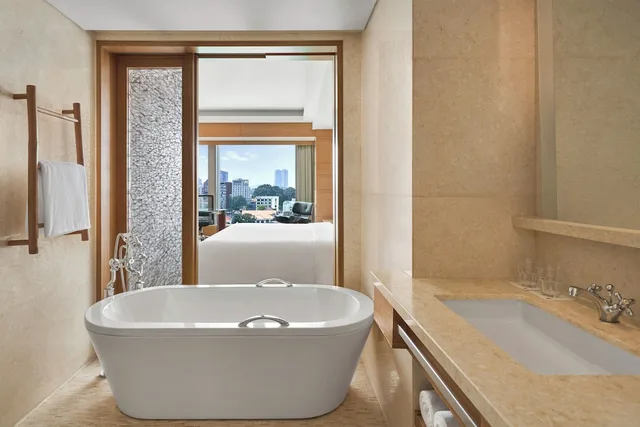 غرفة تنفيذية بسرير كينج مع دخول الصالة، Jw Marriott Hotel Suites Saigon 4/4