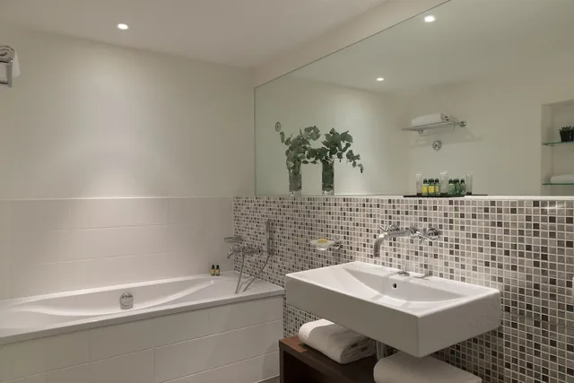 جناح جونيور بسرير كوين مع أريكة في الملحق، Chateau Belmont The Crest Collection 2/5