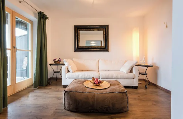 جناح بسرير كينج بإطلالة على البحيرة بشرفة بغرفة نوم واحدة مع أريكة، Exclusive Hotel Der Westerhof 8/10