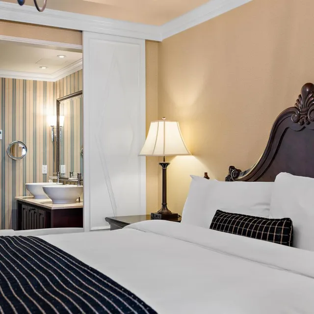 جناح بسرير كينج بغرفة نوم واحدة بإطلالة جزئية على البحر، Oak Bay Beach Hotel 5/6