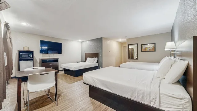 جناح بسريرين كوين، Red Lion Inn & Suites Olathe Kansas City 1/6