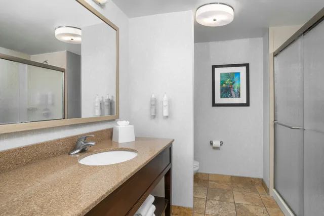 غرفة بسرير كينج مع أريكة، Hampton Inn New Smyrna Beach 7/7