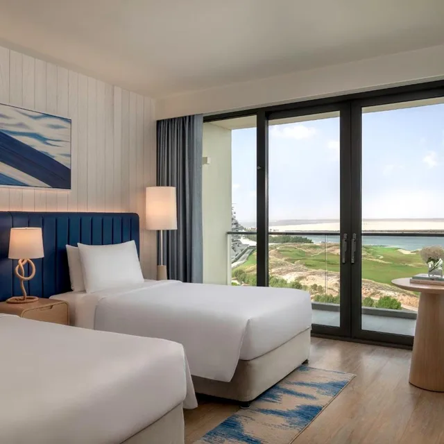 غرفة ديلوكس بسرير فردي بإطلالة على البحر، Crowne Plaza Abu Dhabi Yas Island 1/2