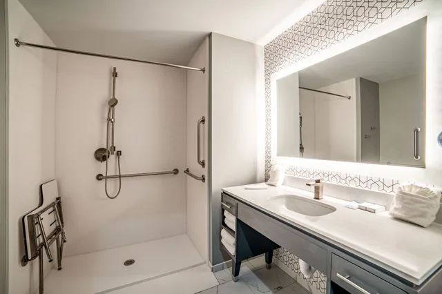 جناح بسريرين كوين مع أريكة بمطبخ صغير لذوي الإعاقة، Everglades Adventures Hotel Suites by Ivey House 2/2
