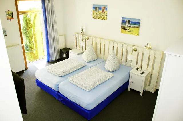 Design, Double or Twin Bed، Die Botschaft 1/1