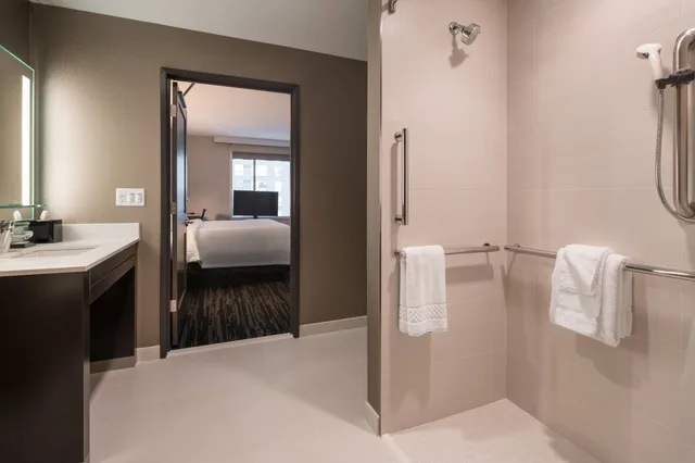 جناح تنفيذي بسرير كينج بإطلالة على المدينة بغرفة نوم واحدة مع أريكة، RESIDENCE INN SEATTLE DOWNTOWN/CONVENTION CENTER 3/5