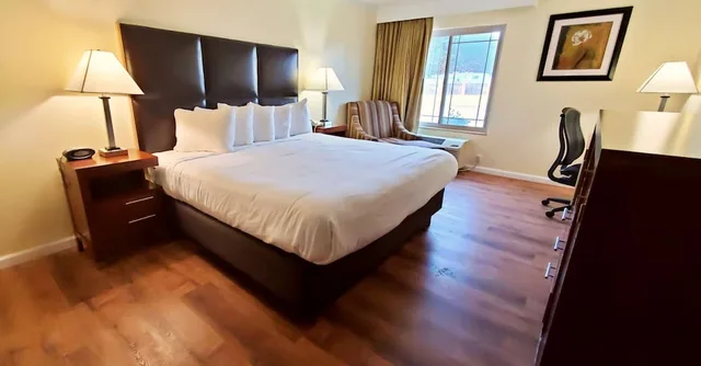 غرفة قياسية بسرير كينج بحوض جاكوزي، Best Western Plus Northwoods Inn 7/10