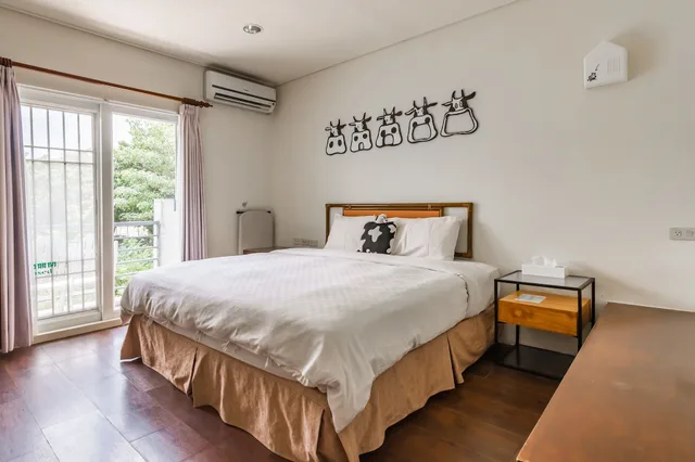 غرفة بسرير كوين بإطلالة على الجبل بشرفة، Kenting Fairyland & Farm Guest House 5/10