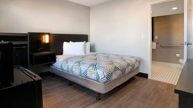 غرفة ديلوكس بسرير كوين، Motel6 Eureka, CA – Redwood Coast 1/10