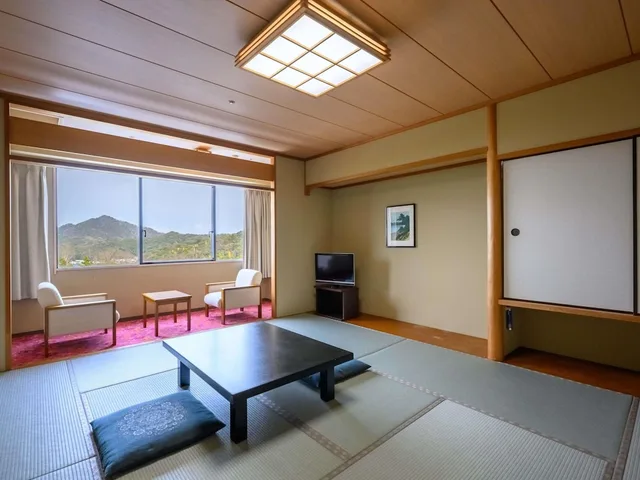 غرفة يابانية كلاسيكية بثلاثة أسرّة بإطلالة على البحر، Mercure Kyoto Miyazu Resort & Spa 2/3