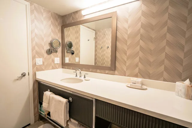 1 Bedroom, Premium, Suite, King Bed, Sofa, La Grande Residence at the Sutton Place Hotel 4/5
