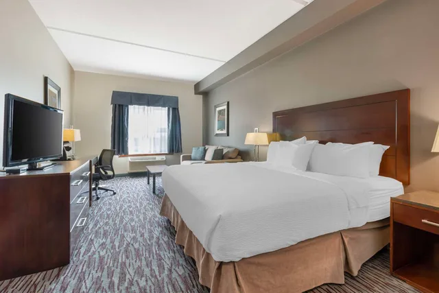 غرفة بسرير كينج مع أريكة، Best Western Brandon Inn 1/4
