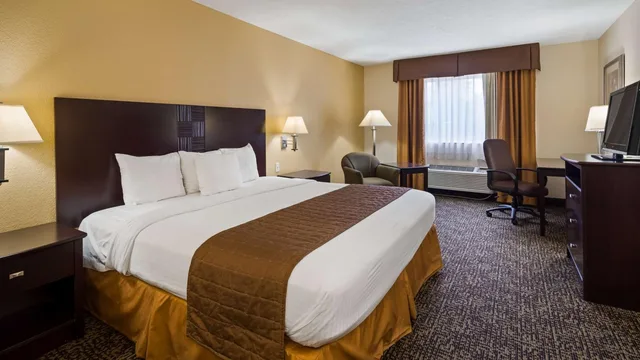 غرفة بسرير كينج بحوض استحمام لذوي الإعاقة، Best Western Inn Elyria 2/6