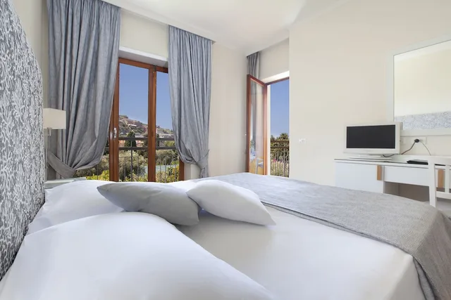 غرفة بسريرين منفصلين بإطلالة على المسبح، Hotel Regina Sorrento 1/10
