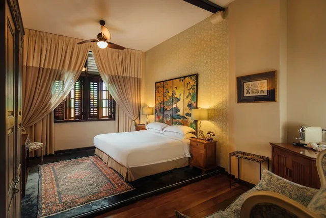 Deluxe, King Bed, Campbell House 4/5